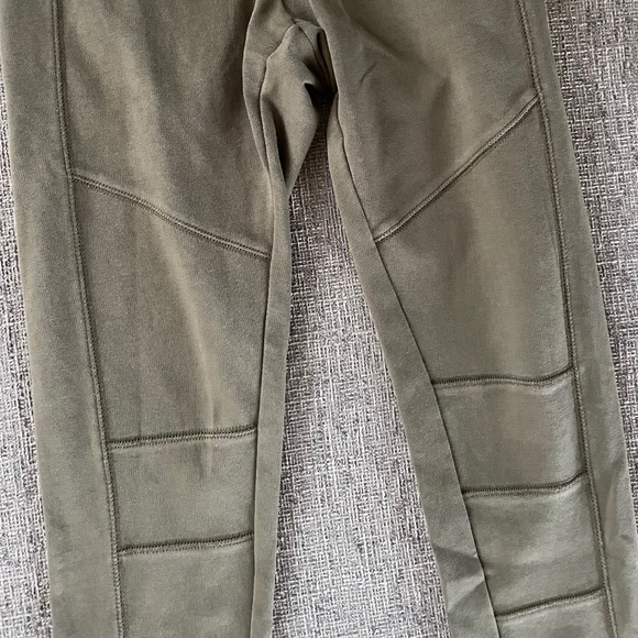 SALE 3️⃣ for $8! 🛍️ XS Olive Mid Rise Ponte Moto Leggings // Express - Picture 6 of 11